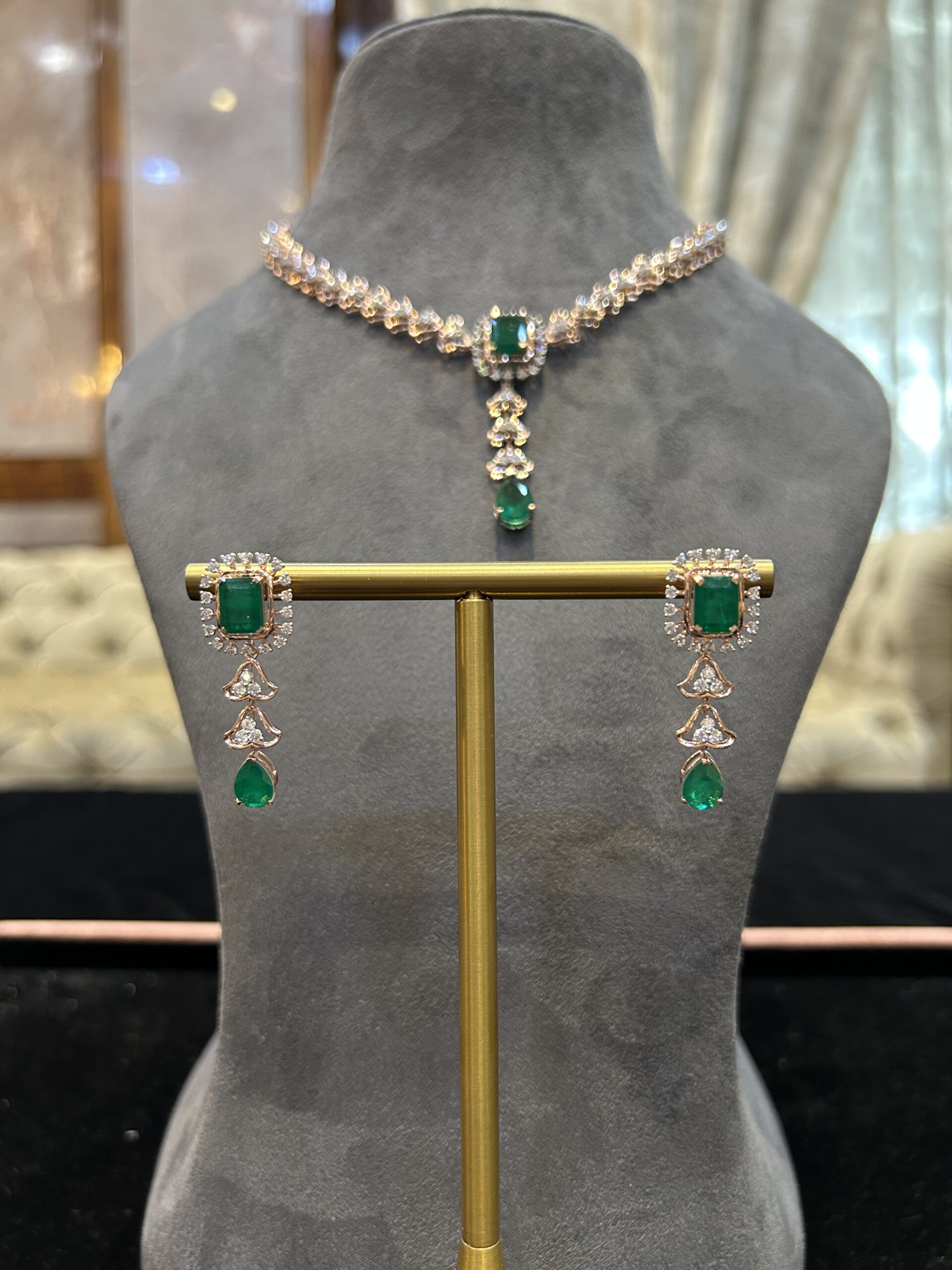 Elegant jewelry set with emeralds