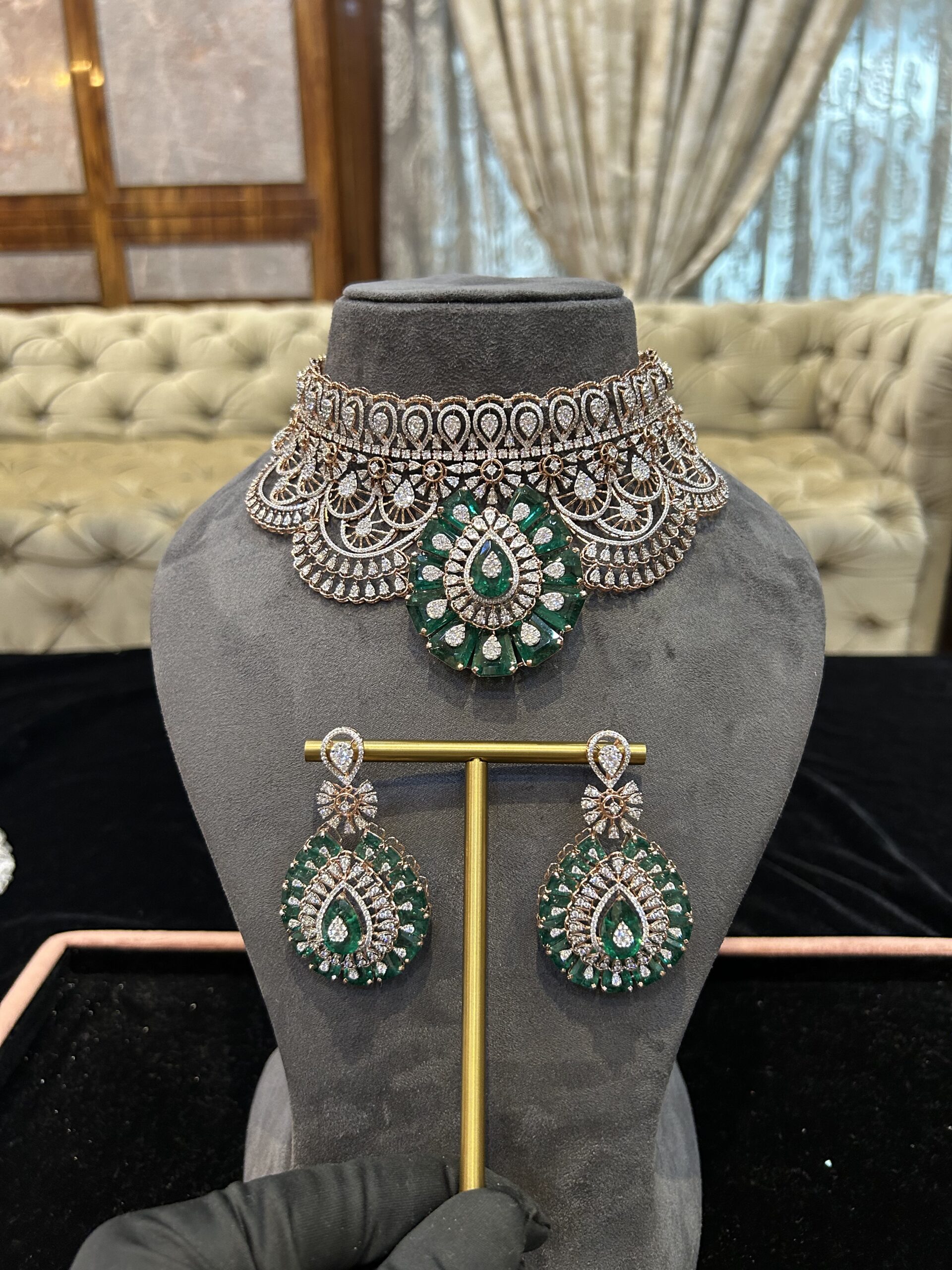 Elegant jewelry set with emeralds